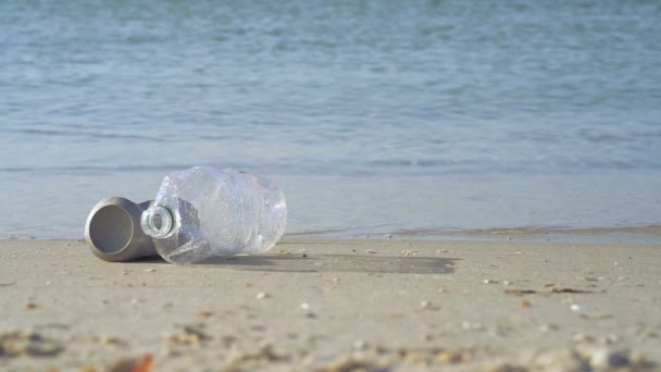 Pláži Leží Plastová Láhev Cín Ekologický Koncept Vzepjatý — Stock video