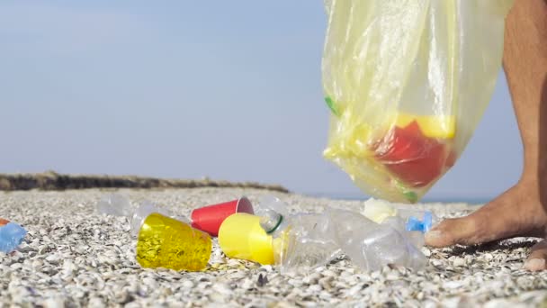 Uomo Pulisce Spiaggia Dalla Spazzatura Dalla Spazzatura Usando Bastone Rallentamento — Video Stock