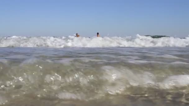Dois Caras Divertindo Nadando Nas Ondas Mar Movimento Lento — Vídeo de Stock
