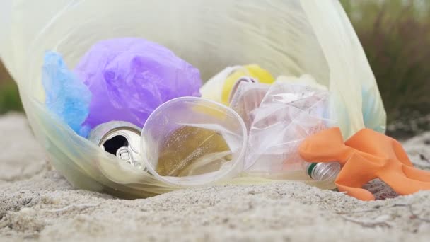 Çöp Çöpleri Plastik Torbada Deniz Plajında Yatıyor Slowmotion — Stok video