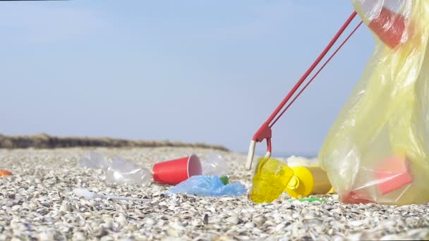 Hombre Recoge Plastilina Otra Basura Playa Del Mar Usando Basura — Vídeos de Stock