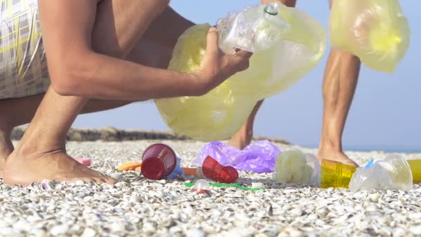 Dos Hombres Recogen Basura Plástico Playa Lento — Vídeos de Stock
