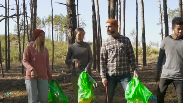 Group Friends Walking Forest Stopping Discussing Plan Cleaning Wide Angle — Stock Video