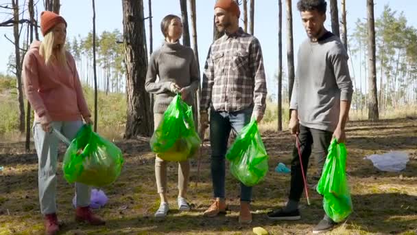 Groupe Multiethnique Bénévoles Debout Dans Forêt Prêts Nettoyer Sol Des — Video