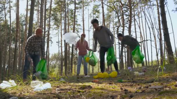 Grupo Amigos Multiétnicos Limpiando Bosque Basura Basura Plástica Bajo Ángulo — Vídeos de Stock