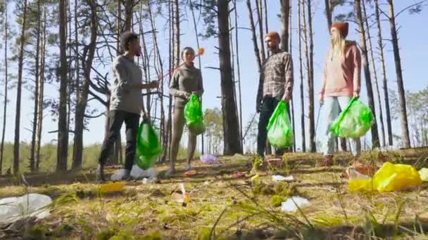 Skupina Přátel Nebo Dobrovolníků Kteří Stojí Lese Hovoří Znečištění Umělé — Stock video