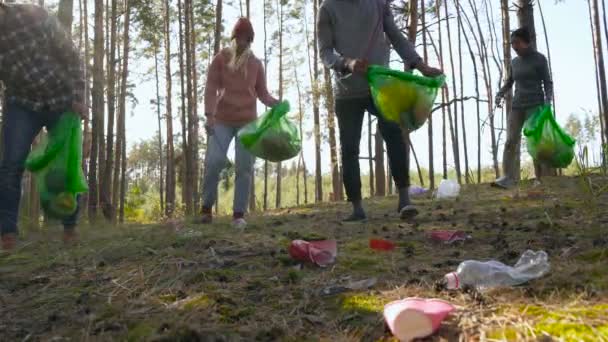 Los Amigos Recogen Basura Bosque Usando Palos Basura — Vídeo de stock