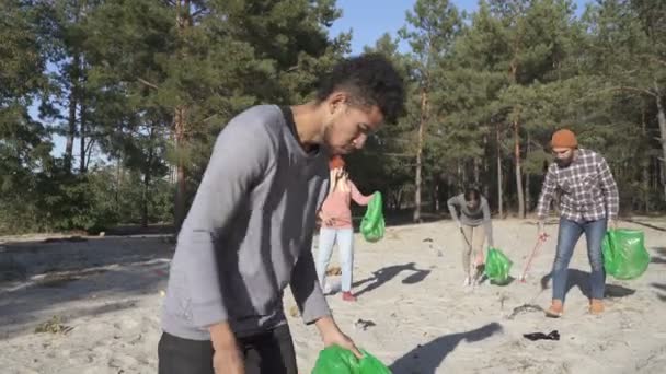 Amigos Voluntarios Naturaleza Limpiando Arena Cerca Del Bosque Basura Nad — Vídeos de Stock