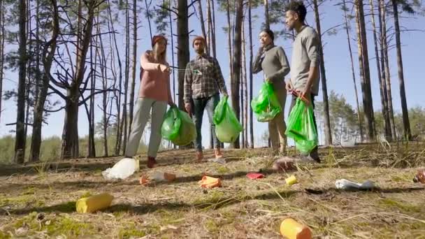 Amigos Pie Bosque Mirando Basura Suelo Discutiendo Problema Contaminación Prepárate — Vídeos de Stock