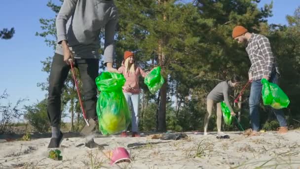 Vänner Plocka Upp Sopor Och Skräp Naturen — Stockvideo