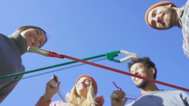 Grupp Vänner Stående Över Blu Himmel Och Gör Seger Gest — Stockvideo