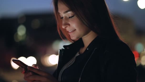 Retrato Una Joven Feliz Sonriente Usando Teléfono Inteligente Hora Noche — Vídeo de stock