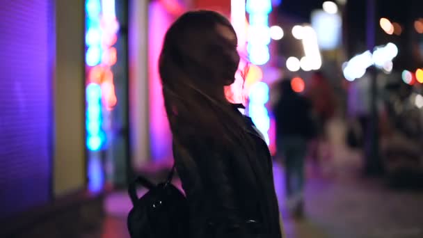 Mutlu Gülümseyen Kadın Hayattan Zevk Alıyor Sokakta Eğleniyor Akşam Vakti — Stok video