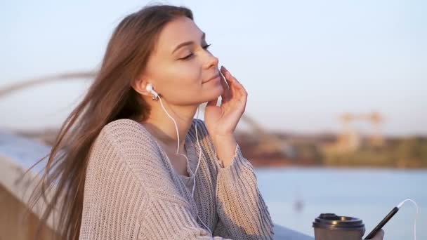 Młoda Kobieta Relaksuje Się Świeżym Powietrzu Miły Dzień Słuchanie Muzyki — Wideo stockowe