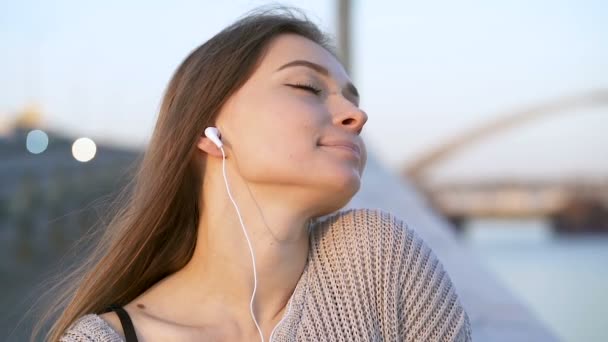 Young Woman Relaxing Listening Music Outdoors Slowmotion — ストック動画