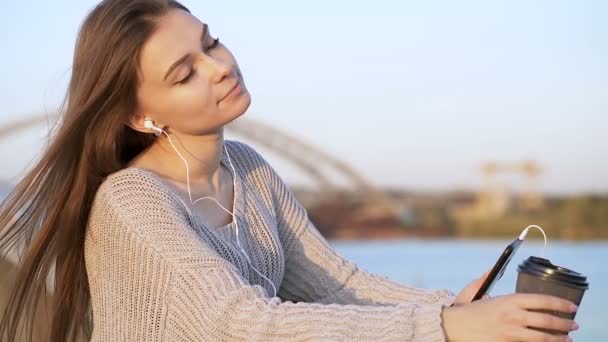 Close Retrato Atraente Jovem Mulher Desfrutando Vida Relaxando Livre Ouvir — Vídeo de Stock