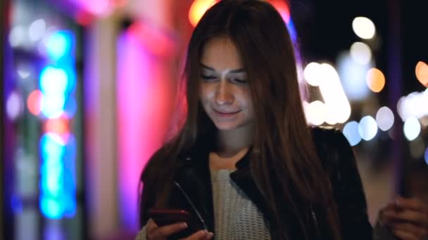 Портрет Счастливой Кавказки Женщины Стоящей Смартфоном Вечерней Улице Немного Танцев — стоковое видео