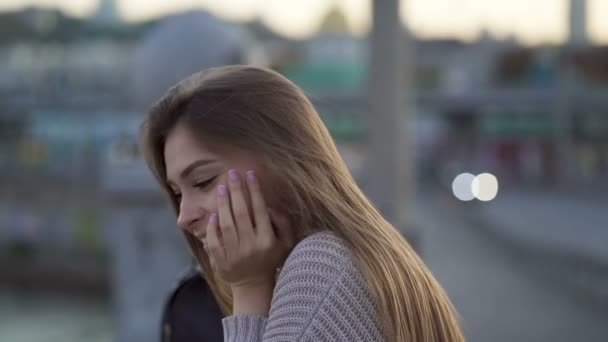 迷人的年轻女子在智能手机上自拍 有乐趣和玩笑 在街上 慢动作 — 图库视频影像