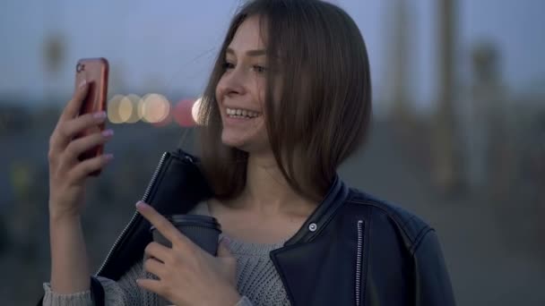 Akşam Vakti Sokakta Akıllı Telefonuyla Duran Mesajlaşan Beyaz Bir Kadının — Stok video