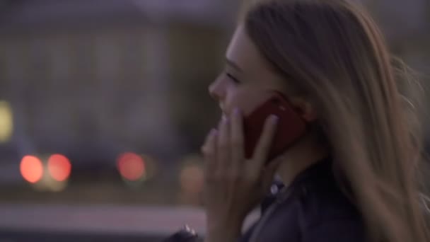 Крупный План Портрета Молодой Женщины Идущей Улице Разговаривающей Телефону Портативный — стоковое видео