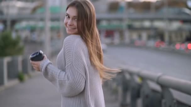 Jovencita Alegre Sonriente Caminando Por Calle Con Una Taza Café — Vídeo de stock