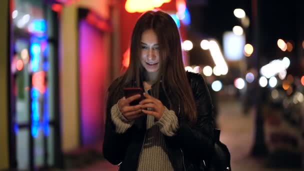 Молодая Привлекательная Женщина Стоит Улице Вечернее Время Мобильным Телефоном Руках — стоковое видео