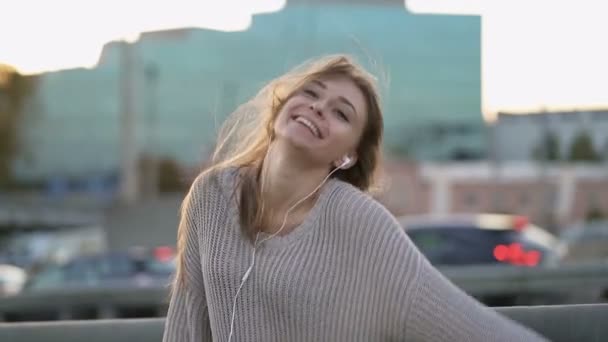 Счастливая Улыбающаяся Молодая Женщина Идущая Улице Слушающая Музыку Наушниках Радостные — стоковое видео