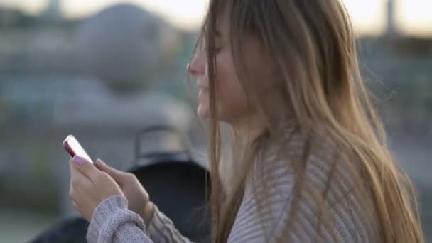 Söt Och Rolig Ung Kvinna Som Håller Smartphone Och Har — Stockvideo