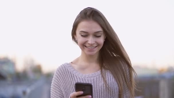 Leende Glada Långa Hår Kvinna Går Gatan Positiva Glada Känslor — Stockvideo