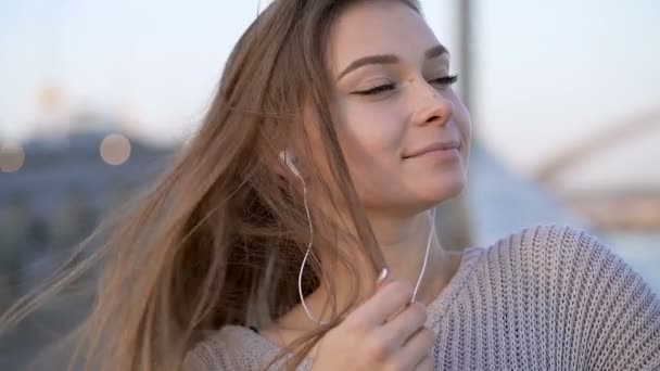 Portrét Mladé Krásné Ženy Venku Stojí Ulici Poslech Hudby Hradphonech — Stock video