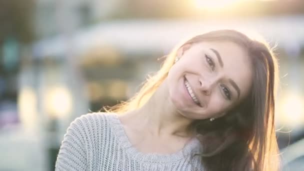 Zbliż Portret Atrakcyjnej Młodej Kobiety Zewnątrz Uśmiechnięta Szczęśliwa Patrząca Obiektyw — Wideo stockowe