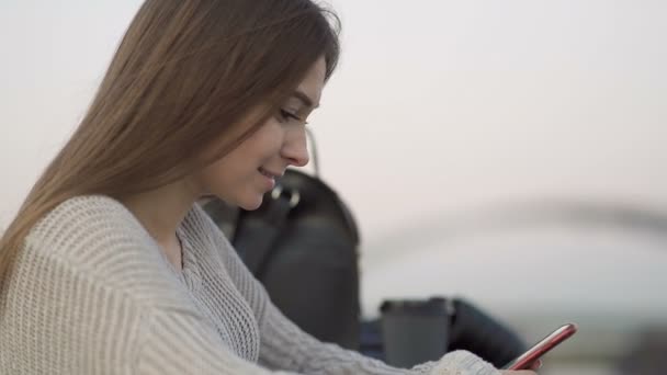 Närbild Porträtt Unga Kaukasiska Kvinna Står Med Smartphone Gatan Titta — Stockvideo