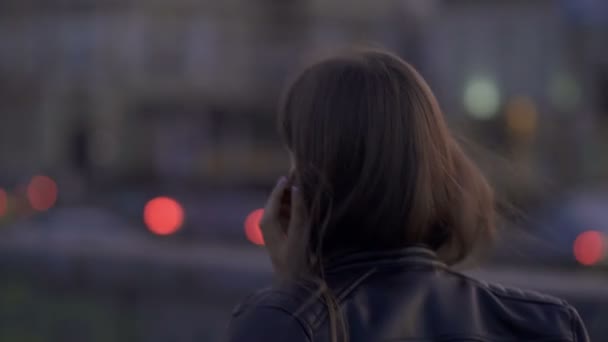 Caucasienne Jeune Femme Marchant Dans Rue Dans Soirée Parlant Sur — Video