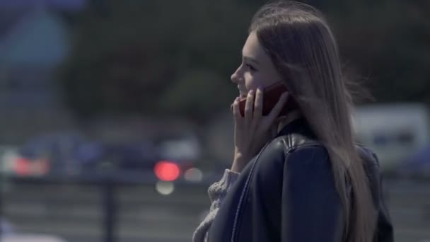 年轻女子在夜城散步 拿着智能手机和说话 手持射击 — 图库视频影像