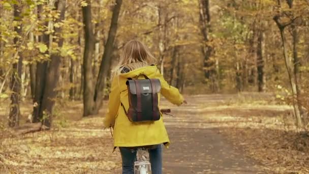 Jonge Vrouw Fiets Het Herfstbos Zicht Van Achteren Langzaam Handschot — Stockvideo