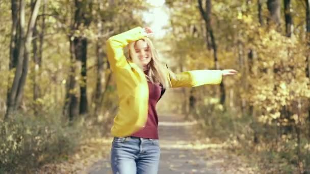 Mujer Joven Vestida Con Impermeable Amarillo Sombrero Caminando Bosque Otoño — Vídeo de stock