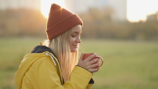 Portret Szczęśliwej Kobiety Pijącej Gorącą Herbatę Lub Kawę Świeżym Powietrzu — Wideo stockowe