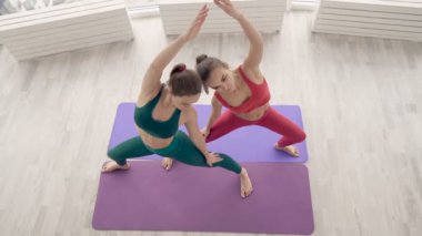Birlikte yoga yapan kadınlar. Üst Manzara. Yavaş çekim.