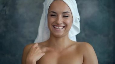 Duşta gülümseyen genç bir kadının portresini yakından çek. Kameraya bakıp gülümsüyorsun..