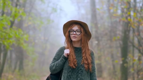 Mujer Pelirroja Feliz Tranquila Sonriente Caminando Parque Niebla Mirando Alrededor — Vídeo de stock