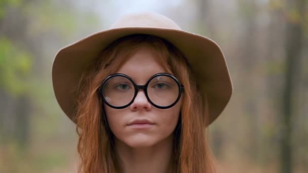 Närbild Porträtt Ung Kvinna Glasögonen Stående Den Dimmiga Höstparken Hon — Stockvideo