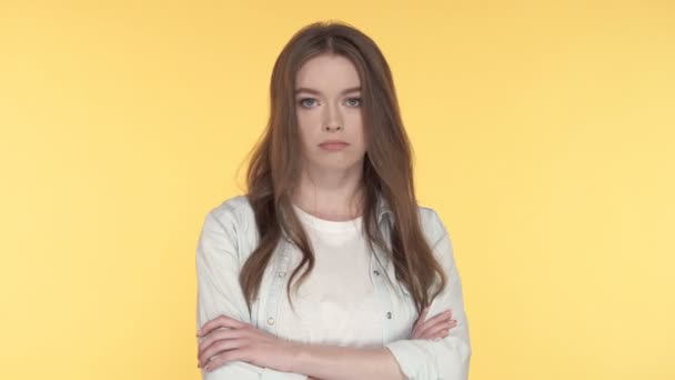 Портрет Разочарованной Молодой Женщины Желтый Фон — стоковое видео