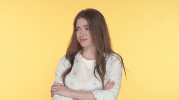 Portrét Nešťastné Ženy Žluté Pozadí — Stock video