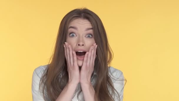 Close Portrait Surprised Woman Slowmotion Yellow Background — Stock Video