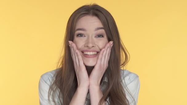 Retrato Cerca Una Mujer Feliz Sorprendida — Vídeos de Stock