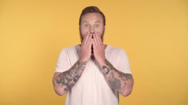 Vay canına, duyguları merak eden bir adam. Sarı arkaplan.