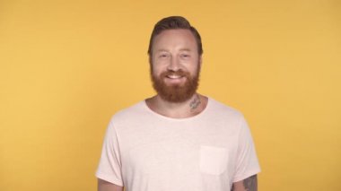 Orta parmak hareketi yapan komik bir adam. Sarı arkaplan.