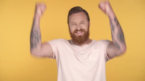 Vreugdevolle Man Die Winnares Emotie Toont Gele Achtergrond — Stockvideo