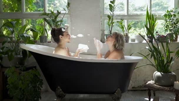 Casal Lésbico Feliz Tomando Banho Juntos Soprar Espuma Uns Nos — Vídeo de Stock