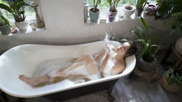 Mujer Morena Feliz Disfrutando Bañándose Soplando Espuma Las Manos Lento — Vídeos de Stock